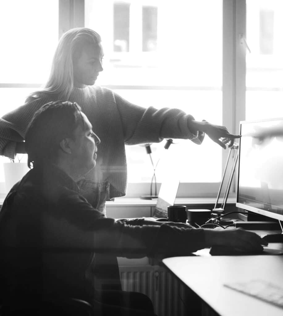Tre medarbetare på SearchFlow samtalar i loungen på kontoret i Malmö