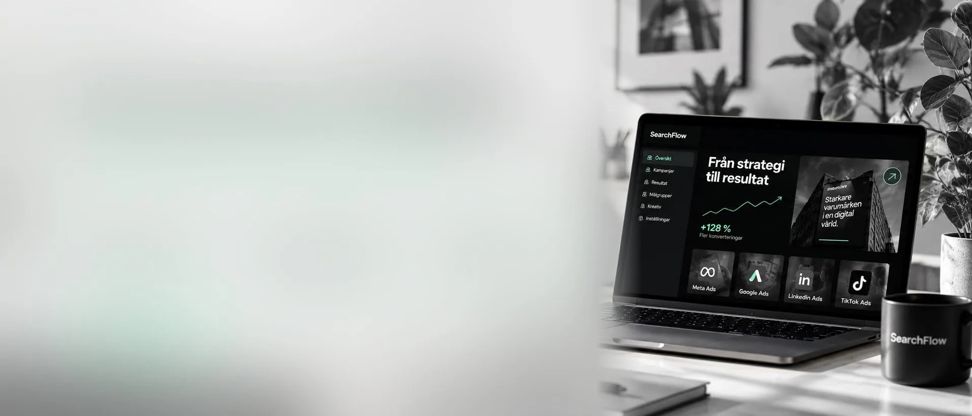 Laptop med SearchFlows kampanjöversikt på ett skrivbord