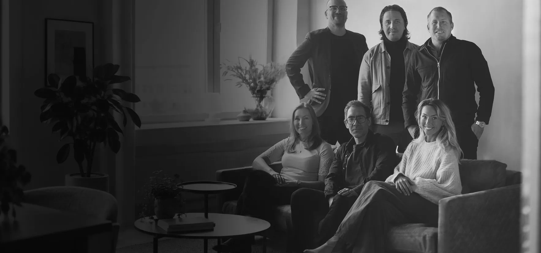 SearchFlows team i soffan på kontoret i Malmö