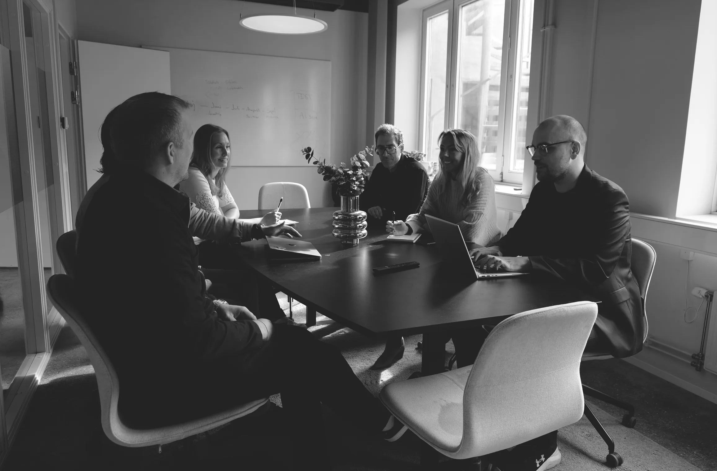 SearchFlows specialister i ett möte runt bordet